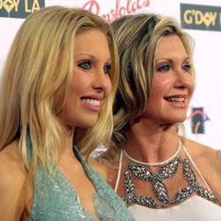 Olivia Newton-John junto a su hija Chloe Lattanzi