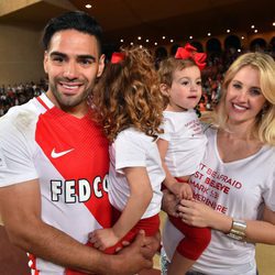 Falcao celebrando el titulo de liga con su mujer y sus hijas