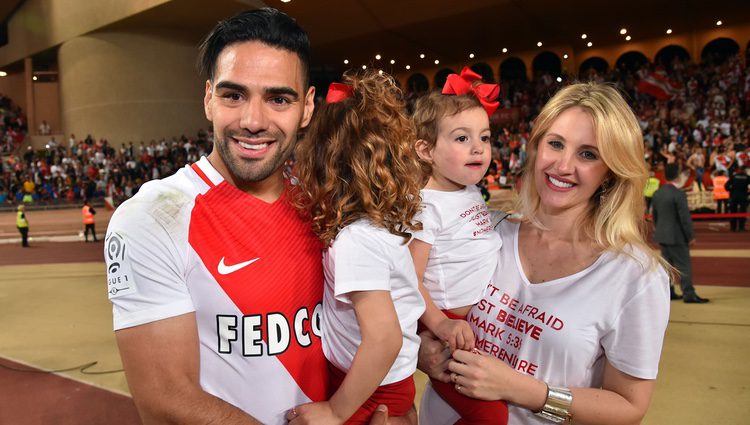 Falcao celebrando el titulo de liga con su mujer y sus hijas