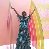 Beyoncé muestra su abultada barriga con un vestido largo de flores