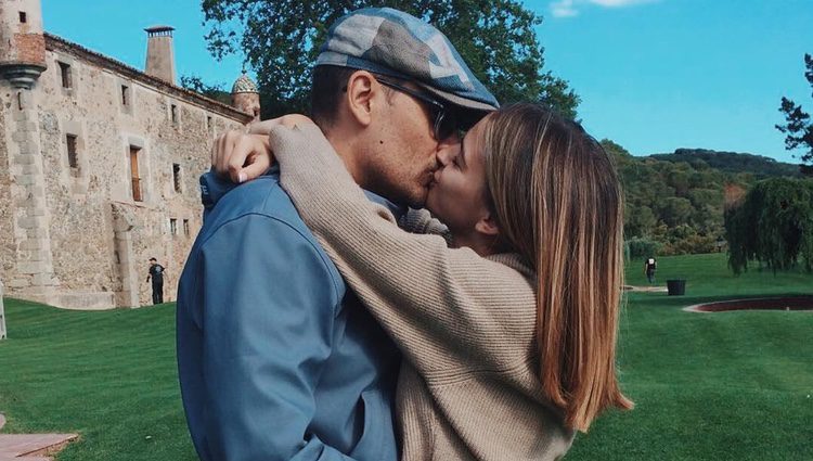 Risto Mejide y Laura Escanes besándose horas antes de su boda