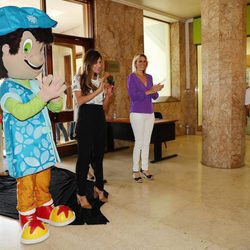 Sara Carbonero visitando a los niños enfermos del hospital de São João