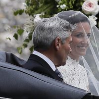 Pippa Middleton en el coche nupcial de camino al altar junto a su padre