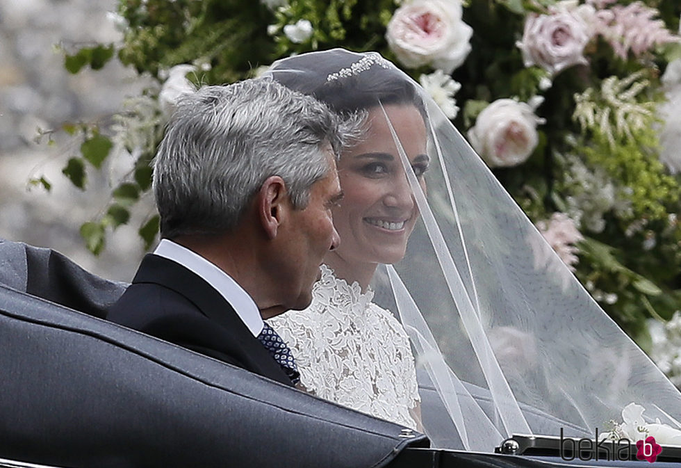 Pippa Middleton en el coche nupcial de camino al altar junto a su padre