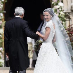 Pippa Middleton con su padre hacia el altar