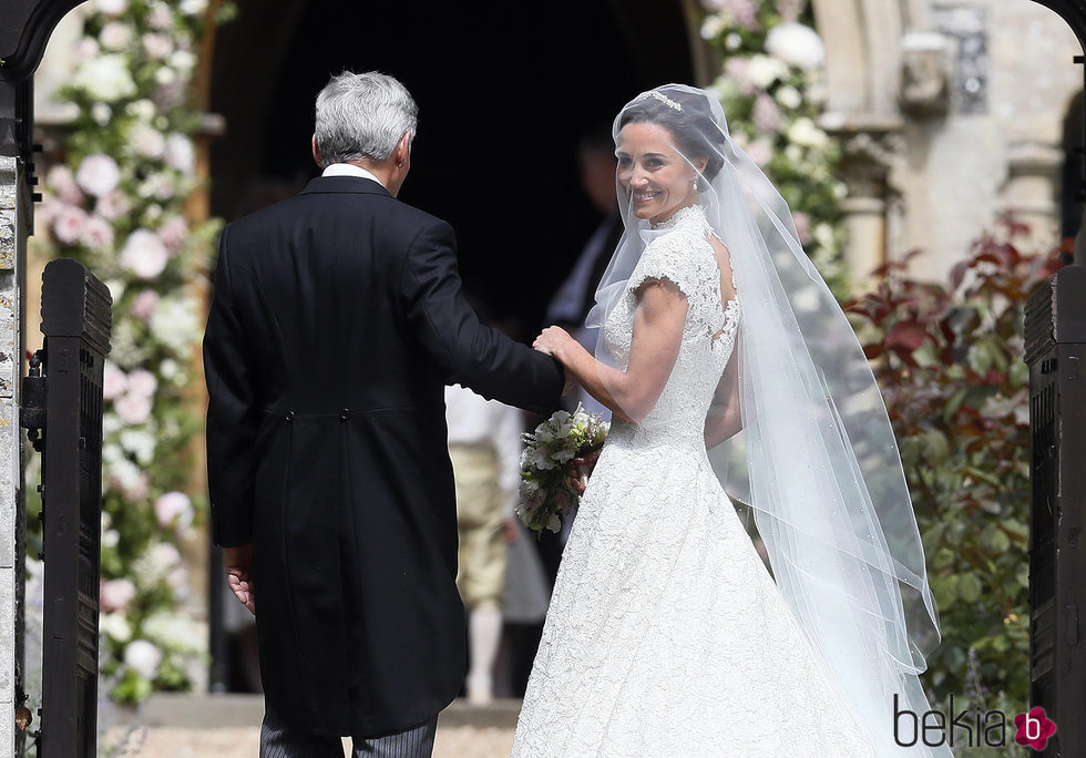 Pippa Middleton con su padre hacia el altar