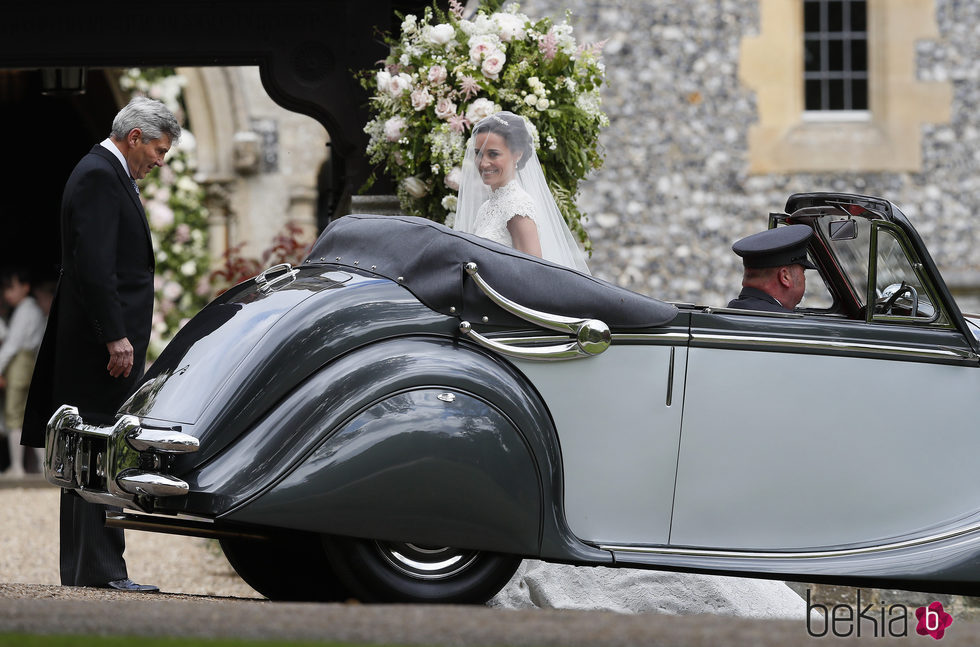 Pippa Middleton bajando del coche nupcial