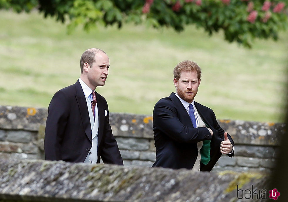 Los Príncipe Guillermo y Harry de Inglaterra asistiendo a la boda de Pippa Middleton y James Matthews