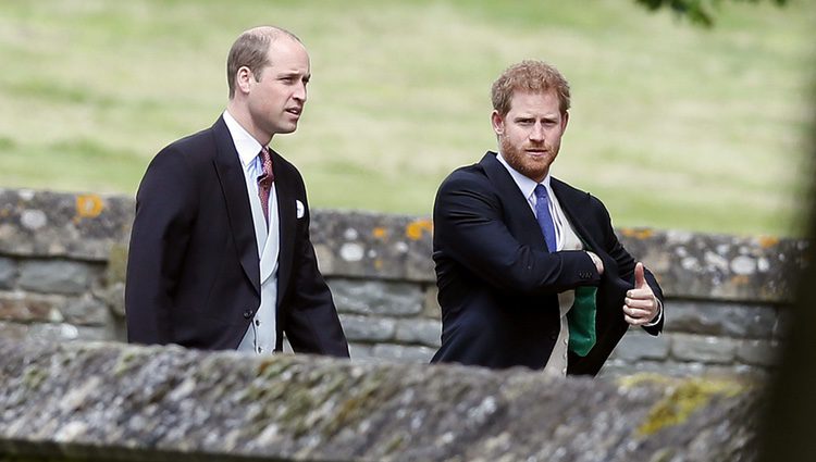 Los Príncipe Guillermo y Harry de Inglaterra asistiendo a la boda de Pippa Middleton y James Matthews