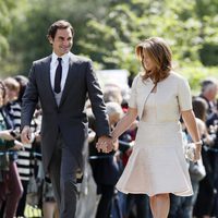 Roger Federer y su mujer de la mano de camino a la boda de Pippa Middleton y James Matthews