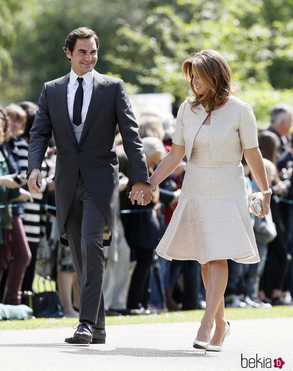 Roger Federer y su mujer de la mano de camino a la boda de Pippa Middleton y James Matthews