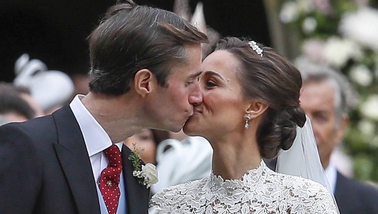 El beso entre los recién casados Pippa Middleton y James Matthews