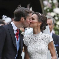 El beso entre los recién casados Pippa Middleton y James Matthews