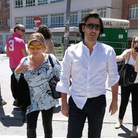 Maximiliano Arrocet y Terelu Campos yendo al hospital de María Teresa Campos