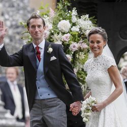 Los novios Pippa Middleton y James Matthews en su salida de la iglesia