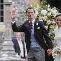 Los novios Pippa Middleton y James Matthews en su salida de la iglesia