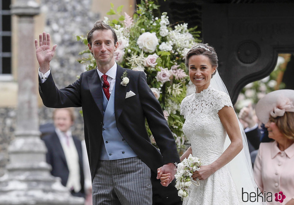 Los novios Pippa Middleton y James Matthews en su salida de la iglesia