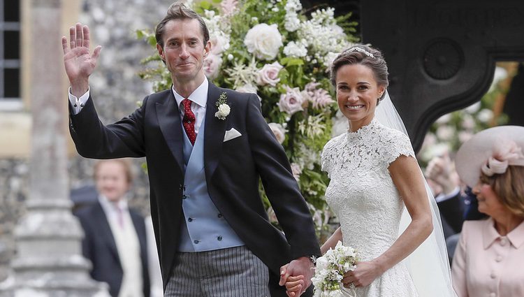 Los novios Pippa Middleton y James Matthews en su salida de la iglesia