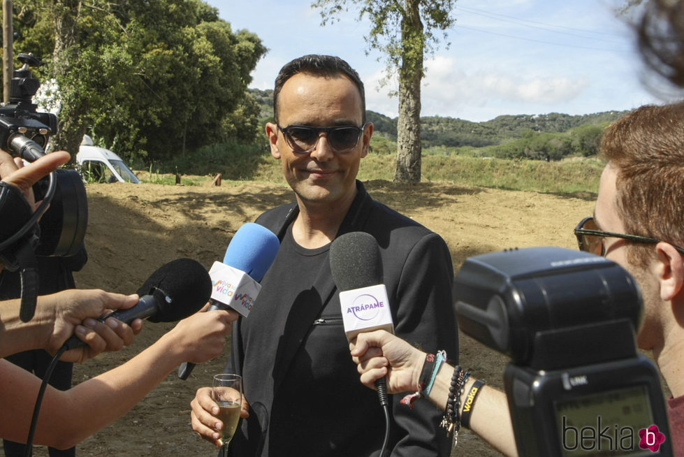 Risto Mejide hablando con la prensa momentos antes de su boda