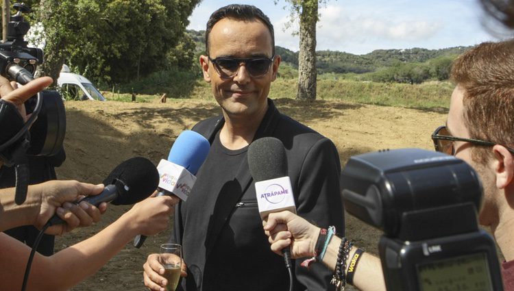 Risto Mejide hablando con la prensa momentos antes de su boda