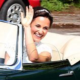 Pippa Middleton, muy feliz en su coche de bodas