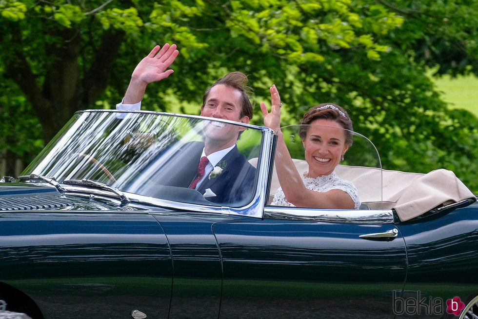 Pippa Middleton y James Matthews en su coche de bodas