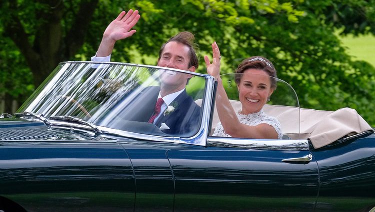 Pippa Middleton y James Matthews en su coche de bodas