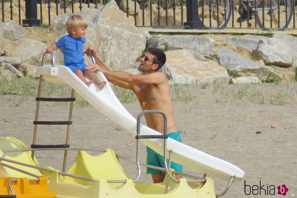 Novak Djokovic con su hijo Stefan en la playa