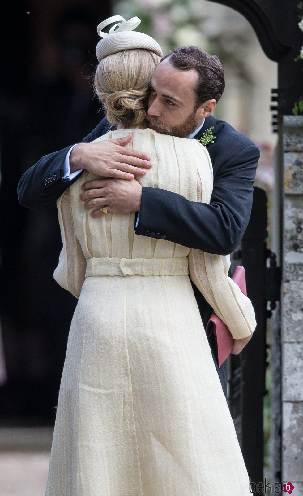 James Middleton abraza a Donna Air en la boda de Pippa Middleton y James Matthews