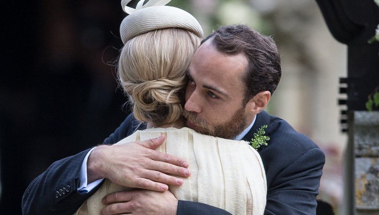 James Middleton abraza a Donna Air en la boda de Pippa Middleton y James Matthews