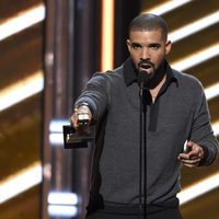 Drake con uno de los premios en los Billboard 2017