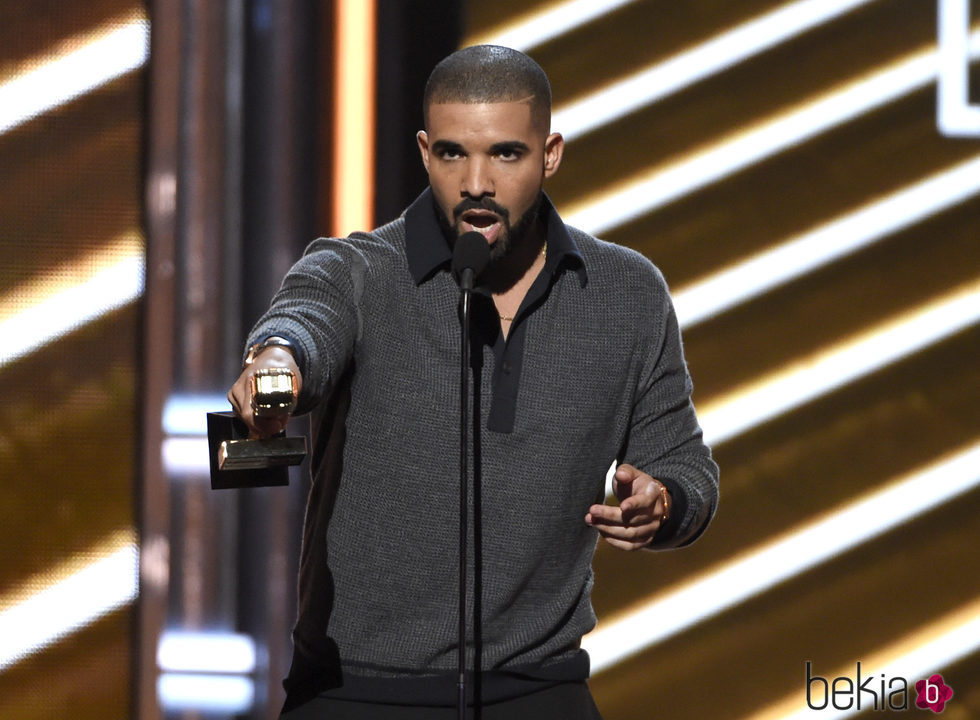 Drake con uno de los premios en los Billboard 2017