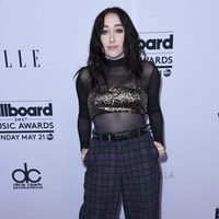 Noah Cyrus posando en el photocall de los Billboard 2017