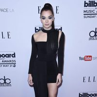 Hailee Steinfeld en la alfombra roja de los Billboard 2017