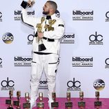 Drake posando con sus 13 premios en los Billboard 2017