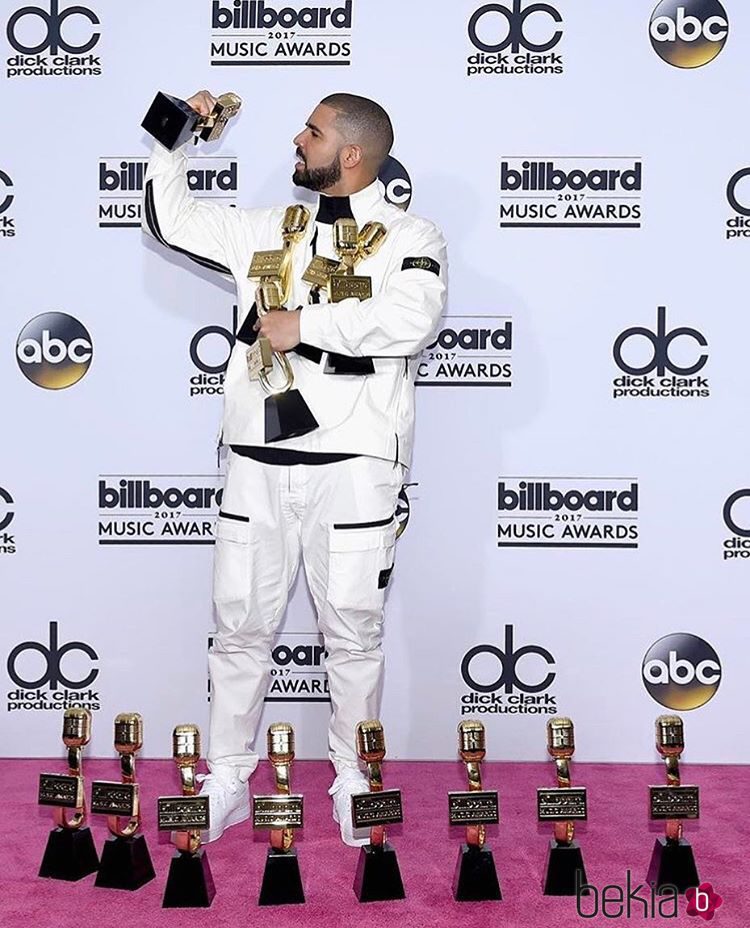 Drake posando con sus 13 premios en los Billboard 2017