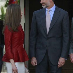 Los Reyes Felipe y Letizia, muy cómplices en el día de su 13 aniversario de boda