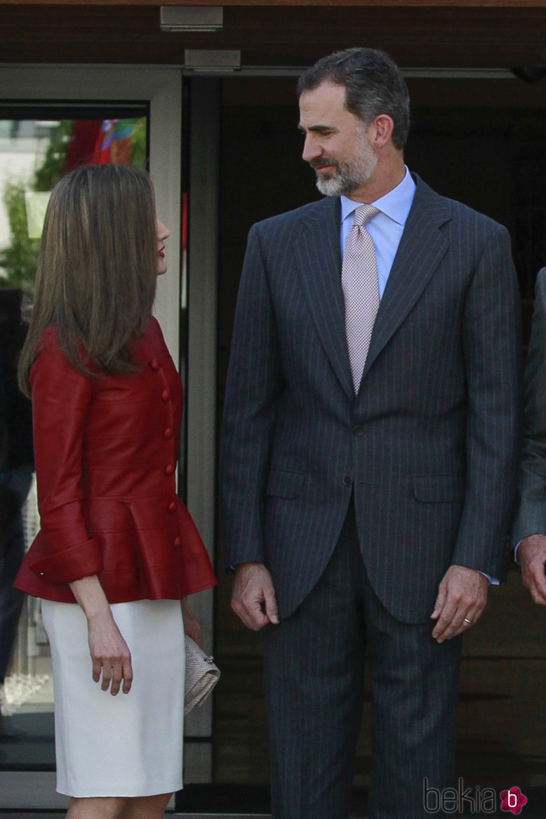 Los Reyes Felipe y Letizia, muy cómplices en el día de su 13 aniversario de boda