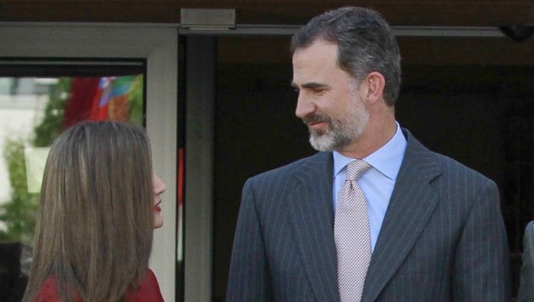 Los Reyes Felipe y Letizia, muy cómplices en el día de su 13 aniversario de boda