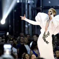 Céline Dion actuando en los Premios Billboard 2017