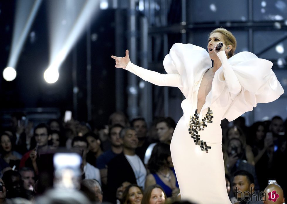 Céline Dion actuando en los Premios Billboard 2017