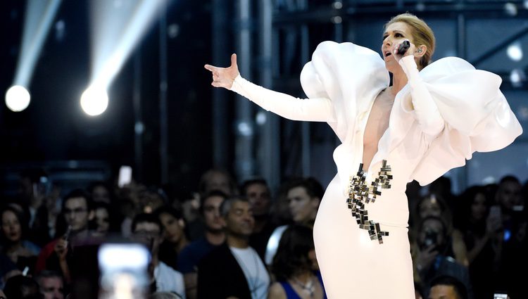 Céline Dion actuando en los Premios Billboard 2017