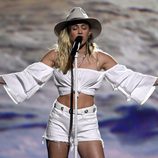 Miley Cyrus muy emocionada cantando 'Malibú' en los Billboard 2017