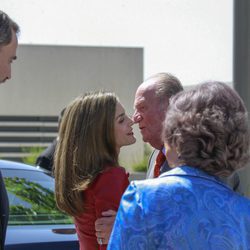 El Rey Juan Carlos besa a la Reina ante el Rey Felipe y la Reina Sofía en el aniversario de la Fundación Reina Sofía