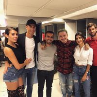 Cristiano Ronaldo y Georgina Rodríguez con unos amigos posando con J Balvin