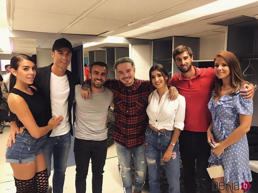 Cristiano Ronaldo y Georgina Rodríguez con unos amigos posando con J Balvin