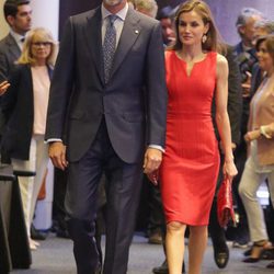 Los Reyes Felipe y Letizia en la entrega de las becas 'la Caixa'