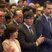 Los Reyes Felipe y Letizia, Soraya Sáenz de Santamaría y Carles Puigdemont guardan un minuto de silencio por las víctimas del atentado de Manchester