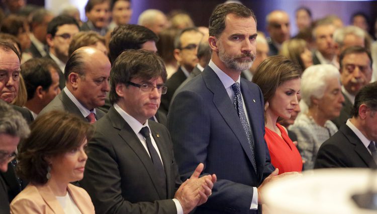 Los Reyes Felipe y Letizia, Soraya Sáenz de Santamaría y Carles Puigdemont guardan un minuto de silencio por las víctimas del atentado de Manchester