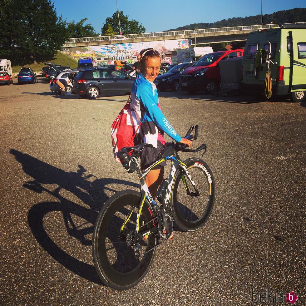 La triatleta alemana Julia Viellehner con su bicicleta